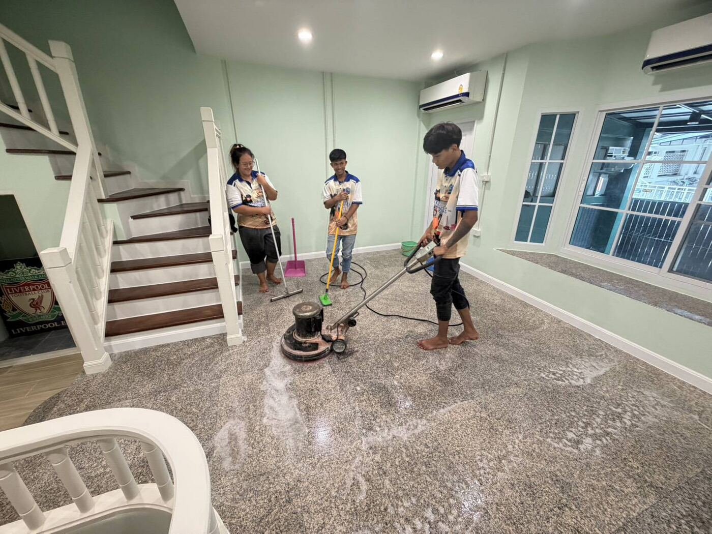 ขัดพื้นหินขัดบ้านห้องผนังเขียว