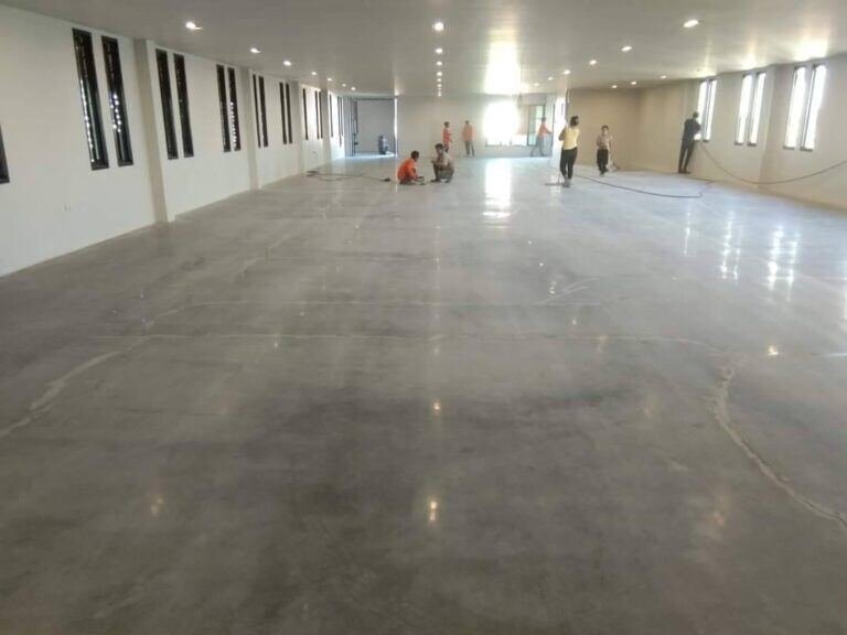 ขัดพื้นคอนกรีตห้องโถงเสร็จสมบูรณ์